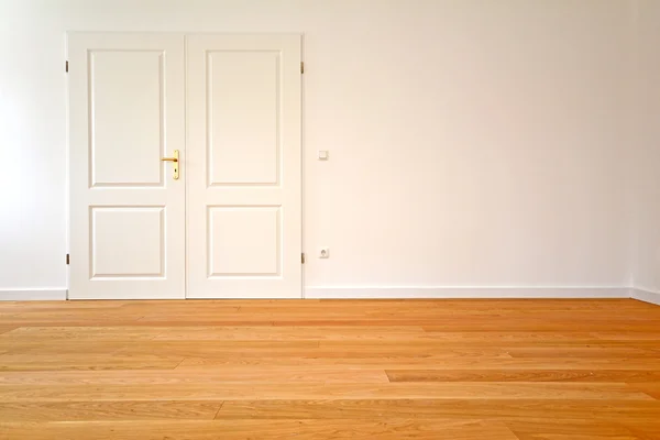 Sala de estar en un edificio antiguo - Apartamento con puerta doble y suelos de madera —  Fotos de Stock