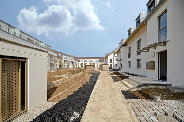 Nuevo edificio residencial con instalaciones exteriores - Trabajos de construcción cerca de su finalización — Foto de Stock