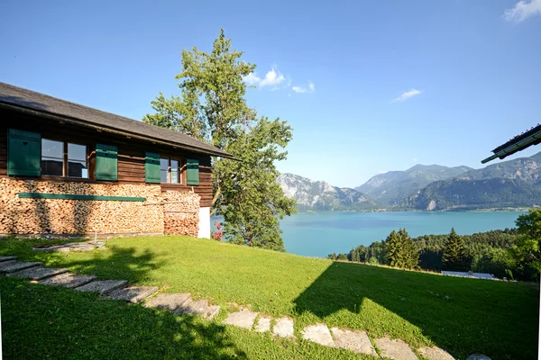 Alpen Austria, Pemandangan dari padang rumput alpen ke danau Attersee, Salzburger Land, Austria — Stok Foto