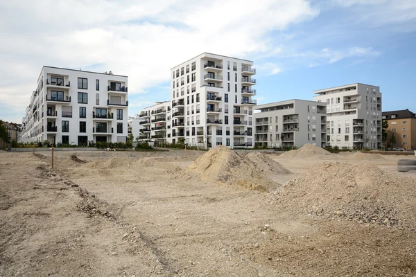 Moderna vivienda ecológica en la ciudad —  Fotos de Stock