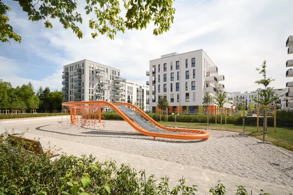 Modern ecological housing in the city — Stock Photo, Image