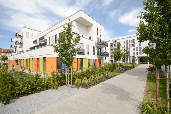 Moderne ecologische woningen in de stad — Stockfoto