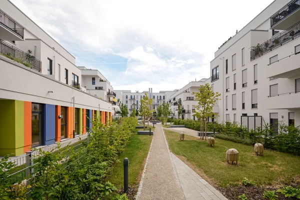 Logement écologique moderne dans la ville — Photo