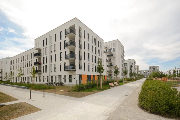 Logement écologique moderne dans la ville — Photo