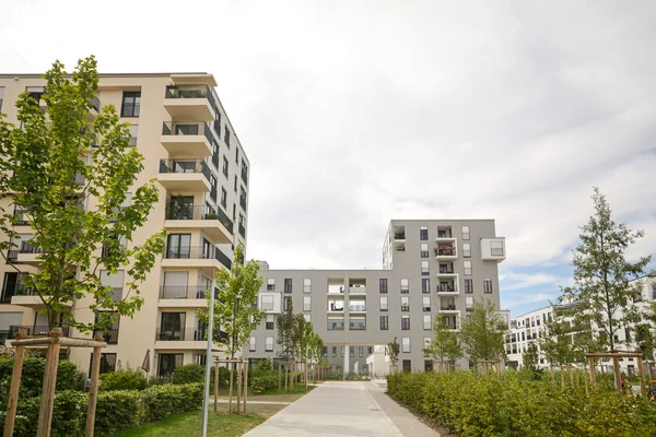 Moderner ökologischer Wohnungsbau in der Stadt — Stockfoto