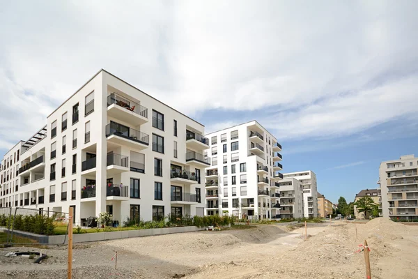 Modern ecological housing in the city — Stock Photo, Image