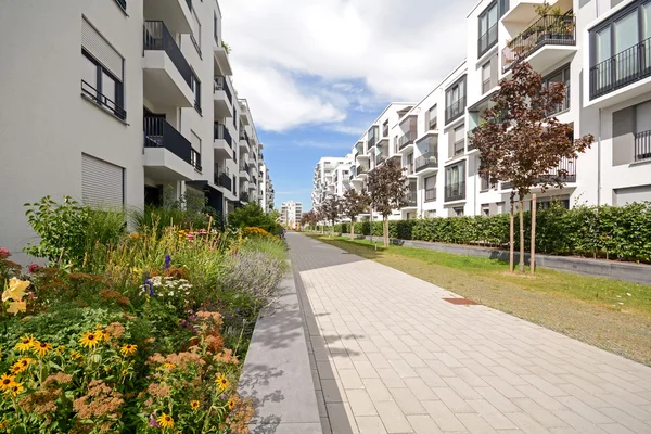 Modern ecological housing in the city — Stock Photo, Image