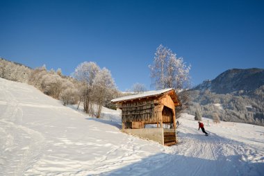 Bir kış manzarası ile ahşap ahır, Pitztal Alps - Tirol Avusturya Kayak