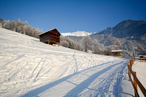 Paysage hivernal avec grange en bois, Alpes Pitztal - Tyrol Autriche — Photo