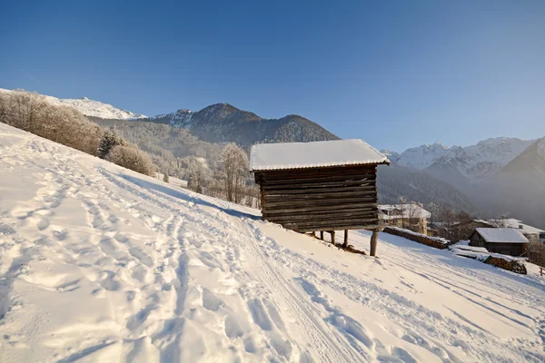 Paisaje invernal con granero de madera, Pitztal Alpes - Tirol Austria — Foto de Stock