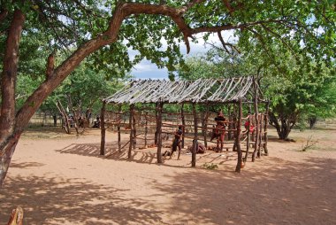 Geleneksel kulübeleri yakınındaki etkin ulusal Park'ta Namibya, Afrika ile Himba köy