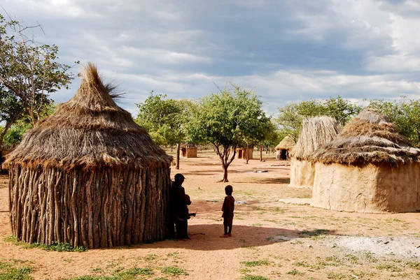 Pueblo Himba con cabañas tradicionales cerca del Parque Nacional Etosha en Namibia, África — Foto de Stock