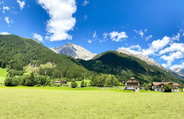 Bruneck yakınlarındaki Antholz Vadisi 'ndeki Güney Tyrolean Alpleri' nin zirveleri ve buzullarıyla muhteşem yüksek dağ manzarası boyunca yürüyüş yapan Rieserferner bölgesi Dolomitler, Güney Tyrol, İtalya