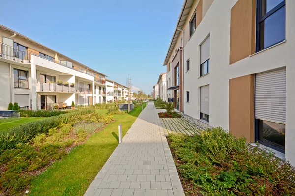 New residential buildings with walkway and outdoor facilities — Stock Photo, Image