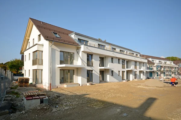 Nieuwe woongebouwen met loopbrug en outdoor faciliteiten — Stockfoto