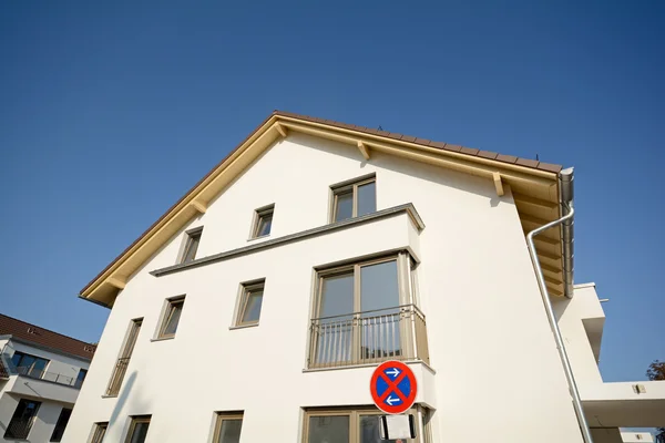 New residential buildings with walkway and outdoor facilities — Stock Photo, Image