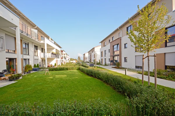 Új lakó buildings sétány és szabadidős kínálata — Stock Fotó