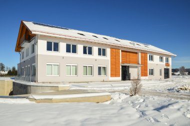 Kışın tamamlanmasından kısa bir süre sonra bir modern ticari bina cephe