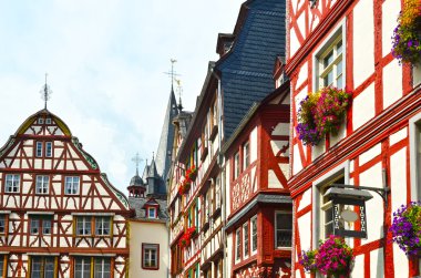 Moselle Vadisi Almanya: Tarihi yarı ahşap evleri içinde eski şehir Bernkastel-Kues, Europe görünümüne