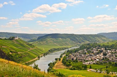 Moselle Nehri görünümüne ve Marienburg Castle village Puenderich - Almanya Mosel şarap bölgesi yakınındaki