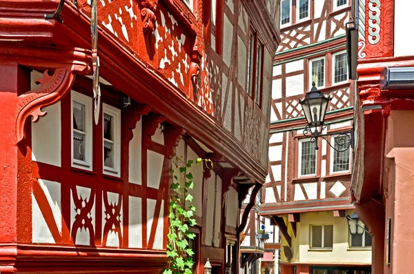 Valle del Mosela Alemania: Vista a casas históricas de entramado de madera en el casco antiguo de Bernkastel-Kues, Europa —  Fotos de Stock