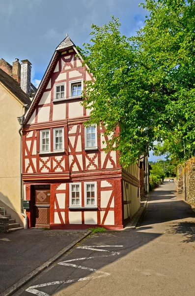 Германия: вид на исторический полудеревянный дом в старом городе Трабен-Трарбах, Европа — стоковое фото
