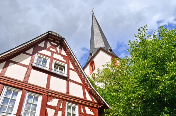 Церковь и деревянный дом в деревне Трабен-Трарбах - винный регион в Германии — стоковое фото