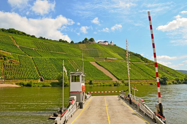 Veerboot over de rivier de Moezel aan Marienburg kasteel in de buurt van dorp Puenderich - Moselle wijn regio in Duitsland — Stockfoto