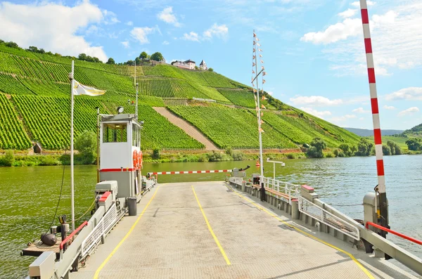 Veerboot over de rivier de Moezel aan Marienburg kasteel in de buurt van dorp Puenderich - Moselle wijn regio in Duitsland — Stockfoto