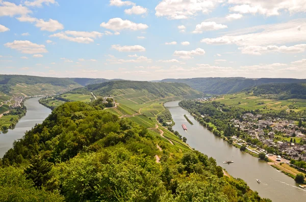 Blick auf Mosel und Marienburg bei Pünderich - Moselweinregion in Deutschland — Stockfoto