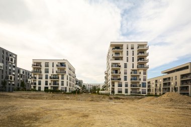 İnşaat alanında yeni modern apartmanlar - düşük enerji evleri ile