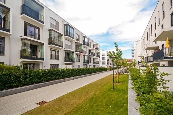 Modernos edificios residenciales con instalaciones al aire libre, fachada de nuevas casas de baja energía — Foto de Stock