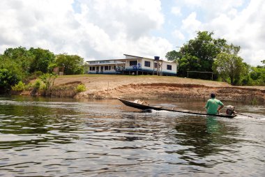Amazon yağmur ormanları: Amazon nehri Manaus, Brezilya Güney Amerika yakınındaki boyunca tekne ile yolculuk