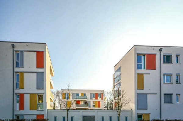 Habitação moderna na cidade - edifício residencial urbano — Fotografia de Stock