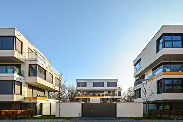 Vivienda moderna en la ciudad - edificio residencial urbano —  Fotos de Stock