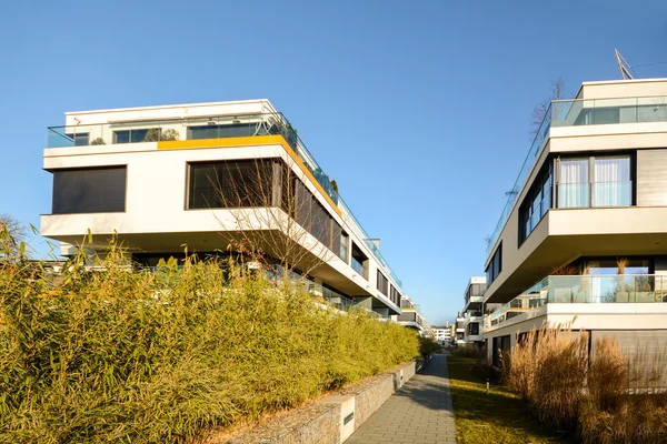 Vivienda moderna en la ciudad - edificio residencial urbano — Foto de Stock