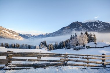 Görüntülemek için bir kış manzarası ile ahşap çit, Bad Gastein, Pongau Alps - Salzburg Avusturya Avrupa yakınındaki Gasteinertal Vadisi