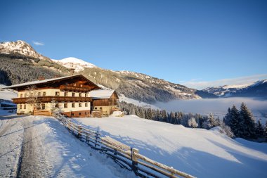 Eski çiftlik ve dağ, Bad Gastein, Pongau Alps yakınındaki Gasteinertal Vadisi ile bir kış manzarası için görüntüleyin