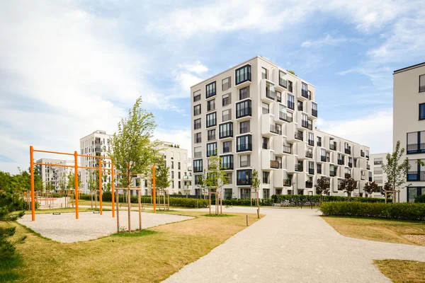 Modernos edificios residenciales con instalaciones al aire libre y parque infantil, fachada de nueva casa de apartamentos — Foto de Stock