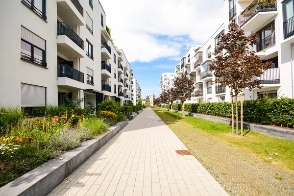 Modernos edificios residenciales con instalaciones al aire libre, fachada de nuevas casas de baja energía — Foto de Stock