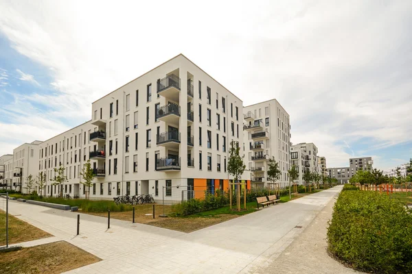 Modern residential buildings with outdoor facilities, Facade of new low-energy houses — Stock Photo, Image