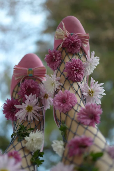 Ноги, цветы и небо — стоковое фото