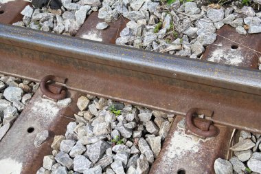 Metal demiryolu bağlantılarına kenetlenmiş tek bir parça demiryolu kokusu.