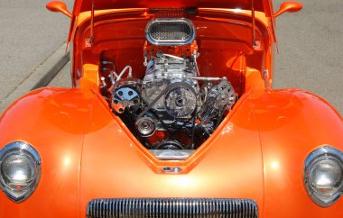 Turuncu Özel Ford Coupe Hot Rod bir araba fuarında gösteriş yapıyor..