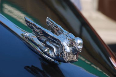 1941 model bir Cadillac 'ta kanatlı tanrıça başlığı süsü. Sınıfı, gücü ve başarıyı yaydı..