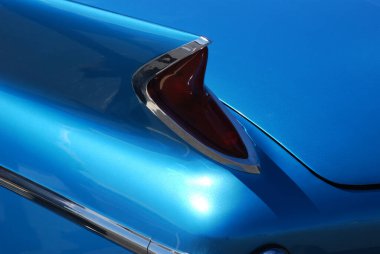 1960 Chrysler Saratoga Tail Fin 'i daha büyük, daha uzun ve daha gösterişli araba yüzgeçleri izledi..