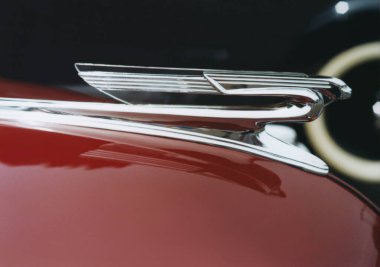 1940 Chevrolet kaput süsü kırmızı arabada..