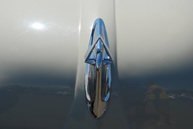 Islak bir 1952 Hudson Terraplane kaput süsü..