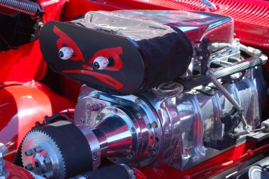 Parlak krom kaplı özel ortalama bir hot rod motoru. 