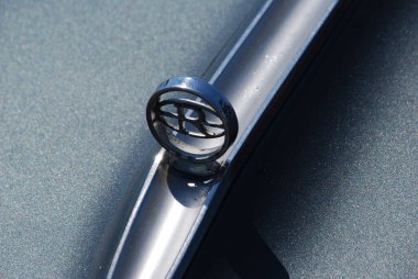 1964 'ten kalma bir Buick Riviera kaput süsü..